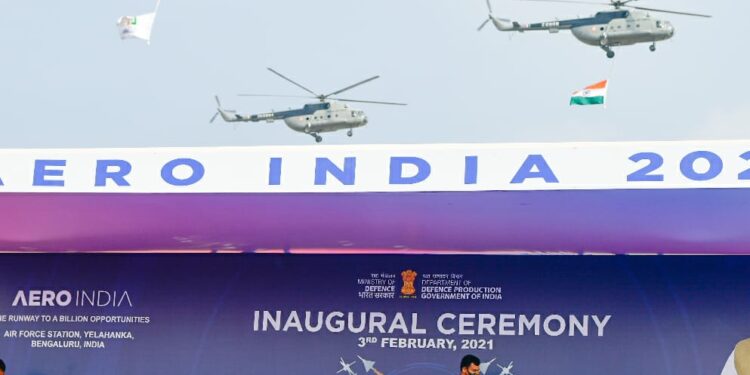 ಉದ್ಘಾಟನಾ ಕಾರ್ಯಕ್ರಮದ ವೇಳೆ ರಾಷ್ಟ್ರಧ್ವಜ, ವಾಯುಪಡೆ ಹಾಗೂ ಏರ್ ಶೋ ಧ್ವಜ ಹೊತ್ತು ಸಾಗಿದ ಎಲ್ ಯುಎಚ್ ಹೆಲಿಕಾಪ್ಟರ್ ಗಳು