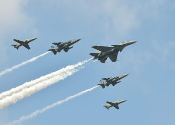 ಯುದ್ಧ ವಿಮಾನಗಳ ಆಕರ್ಷಕ ಪ್ರದರ್ಶನದ ಸಾಂದರ್ಭಿಕ ಚಿತ್ರ