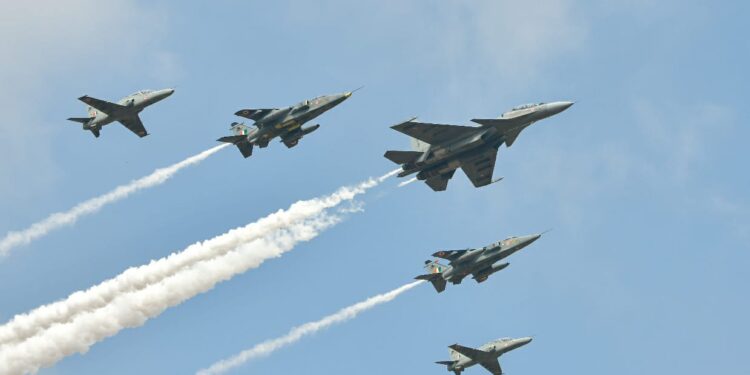 ಯುದ್ಧ ವಿಮಾನಗಳ ಆಕರ್ಷಕ ಪ್ರದರ್ಶನದ ಸಾಂದರ್ಭಿಕ ಚಿತ್ರ