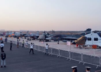 ಯಲಹಂಕ ವಾಯುನೆಲೆಯಲ್ಲಿ ವಿವಿಧ ಯುದ್ಧ ವಿಮಾನಗಳು, ಹೆಲಿಕಾಪ್ಟರ್ ಗಳು ನೆಲೆನಿಂತಿರುವ ಚಿತ್ರ