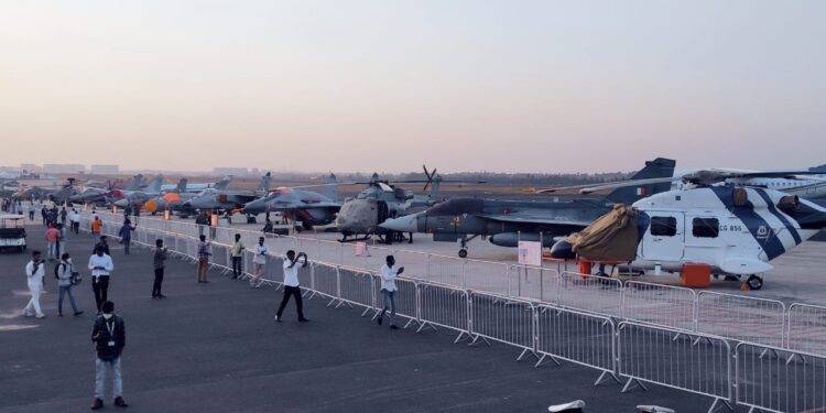 ಯಲಹಂಕ ವಾಯುನೆಲೆಯಲ್ಲಿ ವಿವಿಧ ಯುದ್ಧ ವಿಮಾನಗಳು, ಹೆಲಿಕಾಪ್ಟರ್ ಗಳು ನೆಲೆನಿಂತಿರುವ ಚಿತ್ರ
