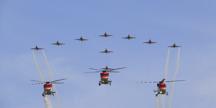 ಸೂರ್ಯಕಿರಣ- ಸಾರಂಗ್ ಹೆಲಿಕಾಪ್ಟರ್ ಹಾರಾಟ ದೃಶ್ಯ