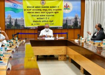 ಕರ್ನಾಟಕ ಆಡಳಿತ ಸುಧಾರಣಾ ಆಯೋಗ-2ರ ಮೊದಲ ವರದಿಯನ್ನು ಮುಖ್ಯಮಂತ್ರಿ ಬಿ.ಎಸ್.ಯಡಿಯೂರಪ್ಪನವರಿಗೆ ಸಲ್ಲಿಕೆ ಮಾಡಿದ ಸಂದರ್ಭದ ಚಿತ್ರ