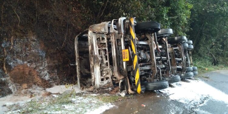 ರಾಸಾಯನಿಕ ವಸ್ತುವನ್ನು ಹೊತ್ತ ಟ್ಯಾಂಕರ್ ವಾಹನ ಪಲ್ಟಿಯಾಗಿ ಬಿದ್ದಿರುವ ದೃಶ್ಯ