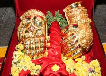 ಚಿತ್ರ ಕೃಪೆ : ಟಿಟಿಡಿ ತಿರುಪತಿ ಶ್ರೀ ವೆಂಕಟೇಶ್ವರ ಸ್ವಾಮಿ ದೇವಸ್ಥಾನಕ್ಕೆ ದಾನ ನೀಡಲಾದ ವಜ್ರ ಕಚಿತ ಬಂಗಾರದ ಹಸ್ತ