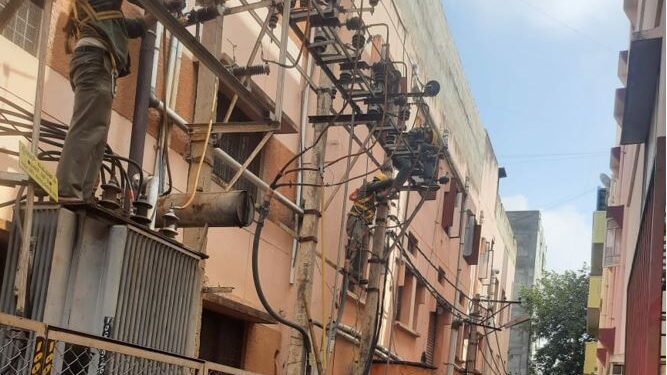 ಬೆಸ್ಕಾಂ ಸಿಬ್ಬಂದಿ ವಿದ್ಯುತ್ ಪರಿವರ್ತಕವನ್ನು ಬದಲಾಯಿಸುತ್ತಿರುವ ದೃಶ್ಯ