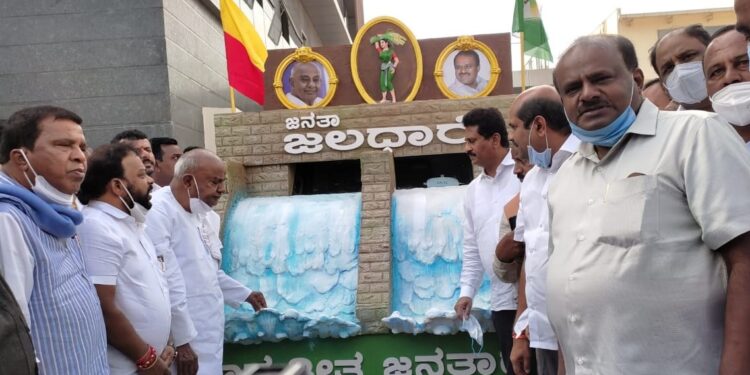 ಜೆಡಿಎಸ್ ಪಕ್ಷದ ಕೇಂದ್ರ ಕಚೇರಿಯಲ್ಲಿ ಜನತಾ ಜಲಧಾರೆ ಕಾರ್ಯಕ್ರಮದ ಗಂಗಾರಥವನ್ನು ಶುಕ್ರವಾರ ಅನಾವರಣಗೊಳಿಸಲಾಯಿತು. ಜೆಡಿಎಸ್ ರಾಷ್ಟ್ರಾಧ್ಯಕ್ಷ ಎಚ್.ಡಿ.ದೇವೇಗೌಡ, ಮಾಜಿ ಮುಖ್ಯಮಂತ್ರಿ ಎಚ್.ಡಿ.ಕುಮಾರಸ್ವಾಮಿ ಚಿತ್ರದಲ್ಲಿದ್ದಾರೆ.