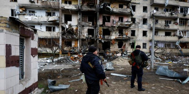 ಚಿತ್ರ ಕೃಪೆ : ರಾಯಿಟರ್ಸ್, ಉಕ್ರೇನ್ ರಾಜಧಾನಿ ಕೀವ್ ನಗರದ ಮೇಲೆ ರಷ್ಯಾ ತೀವ್ರ ವಾಯುದಾಳಿ ನಡೆಸಿದ ಬಳಿಕ ಹಾನಿಗೆ ಒಳಗಾದ ಕಟ್ಟದ ದೃಶ್ಯ