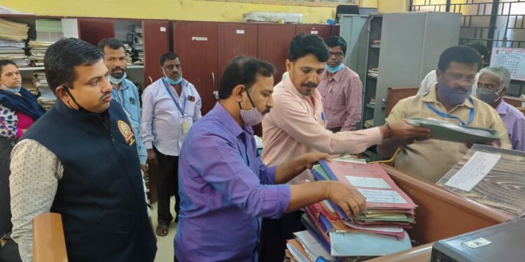 ಎಸಿಬಿ ಅಧಿಕಾರಿಗಳು ಬಿಬಿಎಂಪಿಯ ಕಚೇರಿಯಲ್ಲಿ ಪರಿಶೀಲನೆ ನಡೆಸುತ್ತಿರುವ ಸಂದರ್ಭದ ಸಾಂದರ್ಭಿಕ ಚಿತ್ರ