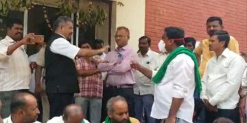 ದೊಡ್ಡಬಳ್ಳಾಪುರ ಬೆಸ್ಕಾಂ ಕಚೇರಿ ಎದುರು ಪ್ರತಿಭಟನೆ ನಿರತ ರೈತರು ಎಇಇ ರೋಹಿತ್ ಜೊತೆ ಮಾತನಾಡುತ್ತಿರುವುದು