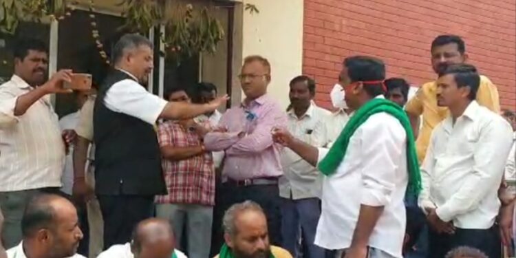 ದೊಡ್ಡಬಳ್ಳಾಪುರ ಬೆಸ್ಕಾಂ ಕಚೇರಿ ಎದುರು ಪ್ರತಿಭಟನೆ ನಿರತ ರೈತರು ಎಇಇ ರೋಹಿತ್ ಜೊತೆ ಮಾತನಾಡುತ್ತಿರುವುದು