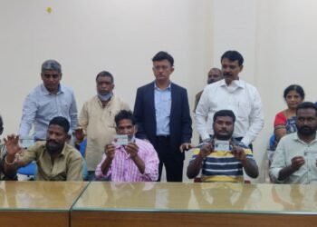 ಬಿಬಿಎಂಪಿ ಮುಖ್ಯ ಆಯುಕ್ತ ಗೌರವ್ ಗುಪ್ತಾ ನೈರ್ಮಲ್ಯ ಕಾರ್ಮಿಕರಿಗೆ ಗುರುವಾರ ಸಾಂಕೇತಿಕವಾಗಿ ಗುರುತಿನ ಚೀಟಿ ವಿತರಿಸಿದರು.