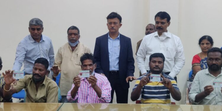 ಬಿಬಿಎಂಪಿ ಮುಖ್ಯ ಆಯುಕ್ತ ಗೌರವ್ ಗುಪ್ತಾ ನೈರ್ಮಲ್ಯ ಕಾರ್ಮಿಕರಿಗೆ ಗುರುವಾರ ಸಾಂಕೇತಿಕವಾಗಿ ಗುರುತಿನ ಚೀಟಿ ವಿತರಿಸಿದರು.