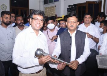 ಬಿಬಿಎಂಪಿಯ ನಿರ್ಗಮಿತ ಮುಖ್ಯ ಆಯುಕ್ತ ಗೌರವ್ ಗುಪ್ತಾ, ತುಷಾರ್ ಗಿರಿನಾಥ್ ಗೆ ಬೆಳ್ಳಿಯ ಅಧಿಕಾರ ದಂಡ ನೀಡುವ ಮೂಲಕ ಅಧಿಕಾರ ಹಸ್ತಾಂತರಿಸಿದರು.