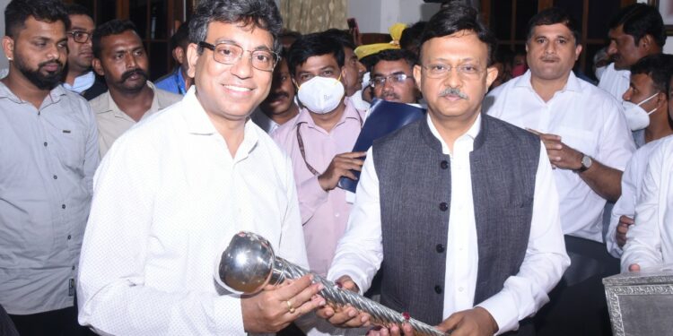 ಬಿಬಿಎಂಪಿಯ ನಿರ್ಗಮಿತ ಮುಖ್ಯ ಆಯುಕ್ತ ಗೌರವ್ ಗುಪ್ತಾ, ತುಷಾರ್ ಗಿರಿನಾಥ್ ಗೆ ಬೆಳ್ಳಿಯ ಅಧಿಕಾರ ದಂಡ ನೀಡುವ ಮೂಲಕ ಅಧಿಕಾರ ಹಸ್ತಾಂತರಿಸಿದರು.