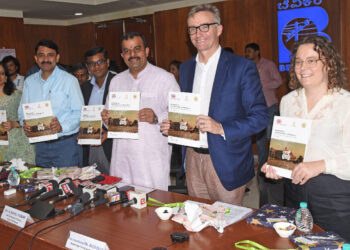 ಬೆಂಗಳೂರು ನಗರವನ್ನು ಜಾಗತಿಕ ಇವಿ ವಲಯವನ್ನಾಗಿಸುವ ದಿಕ್ಸೂಚಿ ವರದಿ ಬಿಡುಗಡೆ ಮಾಡಿದ ಇಂಧನ ಸಚಿವ ಸುನಿಲ್ ಕುಮಾರ್. ಚಿತ್ರದಲ್ಲಿ ಇಂಧನ ಇಲಾಖೆ ಪ್ರಧಾನ ಕಾರ್ಯದರ್ಶಿ ಜಿ.ಕುಮಾರ್ ನಾಯಕ್, ಬೆಸ್ಕಾಂ ಎಂಡಿ ರಾಜೇಂದ್ರ ಚೋಳನ್, ಭಾರತದ ಬ್ರಿಟಿಷ್ ಹೈಕಮಿಷನರ್ ಆಲೆಕ್ಸ್ ಇಲ್ಲಿಸ್ ಮತ್ತಿತರರು ಉಪಸ್ಥಿತರಿದ್ದರು.