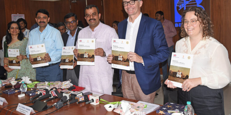 ಬೆಂಗಳೂರು ನಗರವನ್ನು ಜಾಗತಿಕ ಇವಿ ವಲಯವನ್ನಾಗಿಸುವ ದಿಕ್ಸೂಚಿ ವರದಿ ಬಿಡುಗಡೆ ಮಾಡಿದ ಇಂಧನ ಸಚಿವ ಸುನಿಲ್ ಕುಮಾರ್. ಚಿತ್ರದಲ್ಲಿ ಇಂಧನ ಇಲಾಖೆ ಪ್ರಧಾನ ಕಾರ್ಯದರ್ಶಿ ಜಿ.ಕುಮಾರ್ ನಾಯಕ್, ಬೆಸ್ಕಾಂ ಎಂಡಿ ರಾಜೇಂದ್ರ ಚೋಳನ್, ಭಾರತದ ಬ್ರಿಟಿಷ್ ಹೈಕಮಿಷನರ್ ಆಲೆಕ್ಸ್ ಇಲ್ಲಿಸ್ ಮತ್ತಿತರರು ಉಪಸ್ಥಿತರಿದ್ದರು.