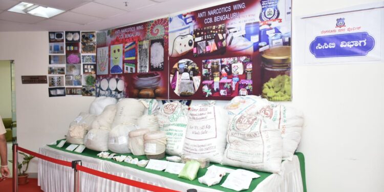 ಬೆಂಗಳೂರು ಪೊಲೀಸರು ವಶಪಡಿಸಿಕೊಂಡಿರುವ ವಿವಿಧ ಬಗೆಯ ಮಾದಕದ್ರವ್ಯಗಳನ್ನು ಪ್ರದರ್ಶನಕ್ಕಿಟ್ಟಿರುವ ಚಿತ್ರ
