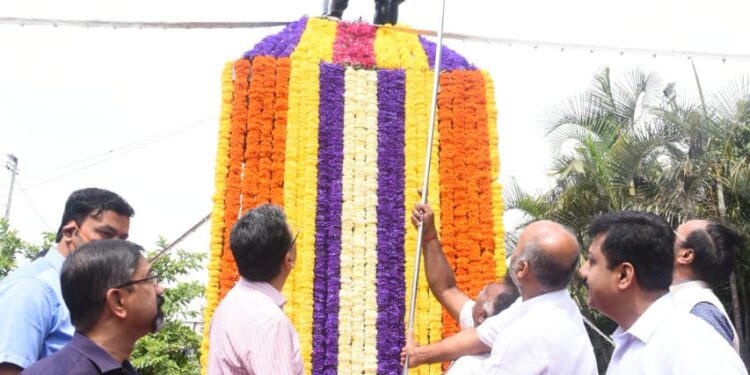 ಬಿಬಿಎಂಪಿ ಕೇಂದ್ರ ಕಚೇರಿಯಲ್ಲಿ ಆಡಳಿತಗಾರರಾದ ರಾಕೇಶ್ ಸಿಂಗ್ ಮತ್ತು ಮುಖ್ಯ ಆಯುಕ್ತ ತುಷಾರ್ ಗಿರಿನಾಥ್ ಅವರಿಂದ ಮಾಲಾರ್ಪಣೆ ಮಾಡಿದ ಕ್ಷಣ