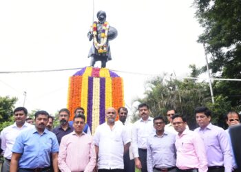 ನಾಡಪ್ರಭು ಕೆಂಪೇಗೌಡರ 513ನೇ ಜಯಂತಿ ಅಂಗವಾಗಿ ಕೇಂದ್ರ ಕಚೇರಿಯಲ್ಲಿ ಅವರ ಮೂರ್ತಿಗೆ ಪಾಲಿಕೆ ಅಧಿಕಾರಿಗಳು ಪುಷ್ಪಾರ್ಚನೆ ನೆರವೇರಿಸಿ ತಮ್ಮ ಗೌರವ ಸಮರ್ಪಿಸಿದರು.