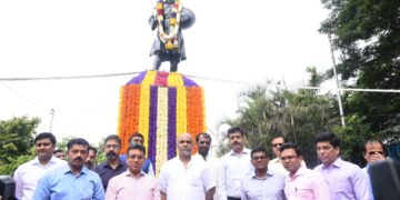 ನಾಡಪ್ರಭು ಕೆಂಪೇಗೌಡರ 513ನೇ ಜಯಂತಿ ಅಂಗವಾಗಿ ಕೇಂದ್ರ ಕಚೇರಿಯಲ್ಲಿ ಅವರ ಮೂರ್ತಿಗೆ ಪಾಲಿಕೆ ಅಧಿಕಾರಿಗಳು ಪುಷ್ಪಾರ್ಚನೆ ನೆರವೇರಿಸಿ ತಮ್ಮ ಗೌರವ ಸಮರ್ಪಿಸಿದರು.
