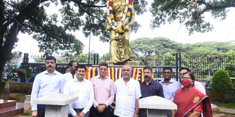 ಬಿಬಿಎಂಪಿ ಕೇಂದ್ರ ಕಚೇರಿಯಲ್ಲಿ ಲಕ್ಷ್ಮಿದೇವಿ ಪ್ರತಿಮೆಗೆ ಮಾಲಾರ್ಪಣೆ ಮಾಡಿದ ಅಧಿಕಾರಿಗಳು