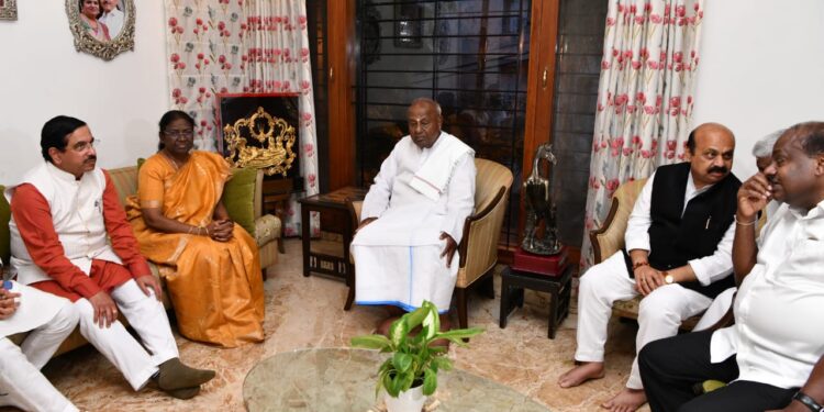 ಮಾಜಿ ಪ್ರಧಾನಿ ಎಚ್.ಡಿ.ದೇವೇಗೌಡರ ನಿವಾಸಕ್ಕೆ ಆಗಮಿಸಿ ಮತಯಾಚನೆ ಮಾಡಿದ ರಾಷ್ಟ್ರಪತಿ ಅಭ್ಯರ್ಥಿ ದ್ರೌಪದಿ ಮುರ್ಮು