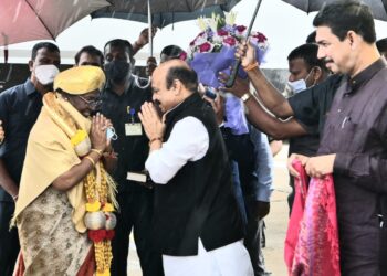 ಬೆಂಗಳೂರಿಗೆ ವಿಮಾನದಲ್ಲಿ ಬಂದಿಳಿದ ಎನ್ ಡಿಎ ಅಭ್ಯರ್ಥಿ ದ್ರೌಪದಿ ಮುರ್ಮು ಅವರನ್ನು ಸ್ವಾಗತಿಸಿದ ಮುಖ್ಯಮಂತ್ರಿ ಬಸವರಾಜ ಬೊಮ್ಮಾಯಿ