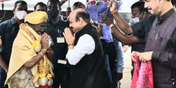 ಬೆಂಗಳೂರಿಗೆ ವಿಮಾನದಲ್ಲಿ ಬಂದಿಳಿದ ಎನ್ ಡಿಎ ಅಭ್ಯರ್ಥಿ ದ್ರೌಪದಿ ಮುರ್ಮು ಅವರನ್ನು ಸ್ವಾಗತಿಸಿದ ಮುಖ್ಯಮಂತ್ರಿ ಬಸವರಾಜ ಬೊಮ್ಮಾಯಿ