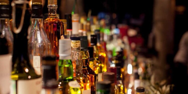 ಸೂಚನೆ : ಮದ್ಯಪಾನ ಆರೋಗ್ಯಕ್ಕೆ ಹಾನಿಕಾರಕ (ಸಾಂದರ್ಭಿಕ ಚಿತ್ರ)