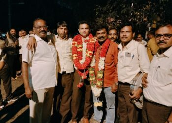 ಎಚ್ಎಎಲ್ ನೌಕರರ ಸಂಘದ ಚುನಾವಣೆಯಲ್ಲಿ ಸಹ ಕಾರ್ಯದರ್ಶಿ ಸ್ಥಾನಕ್ಕೆ ಸ್ಪರ್ಧಿಸಿ ಹೆಚ್ಚು ಅಂತರದಿಂದ ಗೆಲವು ಸಾಧಿಸಿದ ಎಂ.ಎನ್.ಅಶೋಕ್ (ಎಡದಿಂದ ಮೂರನೆಯರು) ಚಿತ್ರದಲ್ಲಿದ್ದಾರೆ.