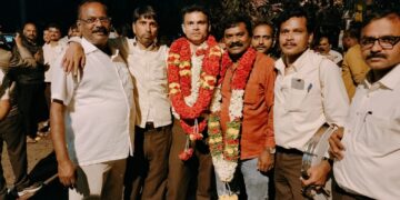 ಎಚ್ಎಎಲ್ ನೌಕರರ ಸಂಘದ ಚುನಾವಣೆಯಲ್ಲಿ ಸಹ ಕಾರ್ಯದರ್ಶಿ ಸ್ಥಾನಕ್ಕೆ ಸ್ಪರ್ಧಿಸಿ ಹೆಚ್ಚು ಅಂತರದಿಂದ ಗೆಲವು ಸಾಧಿಸಿದ ಎಂ.ಎನ್.ಅಶೋಕ್ (ಎಡದಿಂದ ಮೂರನೆಯರು) ಚಿತ್ರದಲ್ಲಿದ್ದಾರೆ.