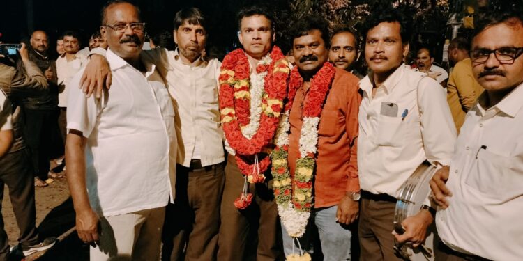 ಎಚ್ಎಎಲ್ ನೌಕರರ ಸಂಘದ ಚುನಾವಣೆಯಲ್ಲಿ ಸಹ ಕಾರ್ಯದರ್ಶಿ ಸ್ಥಾನಕ್ಕೆ ಸ್ಪರ್ಧಿಸಿ ಹೆಚ್ಚು ಅಂತರದಿಂದ ಗೆಲವು ಸಾಧಿಸಿದ ಎಂ.ಎನ್.ಅಶೋಕ್ (ಎಡದಿಂದ ಮೂರನೆಯರು) ಚಿತ್ರದಲ್ಲಿದ್ದಾರೆ.