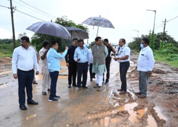 ಬಿಡಿಎ ಹಳೆಯ ಬಡಾವಣೆಯಲ್ಲಿ ಮೂಲಸೌಕರ್ಯ ಕುರಿತಂತೆ ಪರಿಶೀಲನೆ ನಡೆಸುತ್ತಿರುವ ಬಿಡಿಎ ಅಧ್ಯಕ್ಷ ಎಸ್.ಆರ್.ವಿಶ್ವನಾಥ್ ಹಾಗೂ ಶಾಸಕ ಎಂ.ಕೃಷ್ಣಪ್ಪ, ಬಿಡಿಎ ಅಧಿಕಾರಿಗಳು ಜೊತೆಯಲ್ಲಿದ್ದಾರೆ.