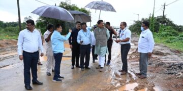 ಬಿಡಿಎ ಹಳೆಯ ಬಡಾವಣೆಯಲ್ಲಿ ಮೂಲಸೌಕರ್ಯ ಕುರಿತಂತೆ ಪರಿಶೀಲನೆ ನಡೆಸುತ್ತಿರುವ ಬಿಡಿಎ ಅಧ್ಯಕ್ಷ ಎಸ್.ಆರ್.ವಿಶ್ವನಾಥ್ ಹಾಗೂ ಶಾಸಕ ಎಂ.ಕೃಷ್ಣಪ್ಪ, ಬಿಡಿಎ ಅಧಿಕಾರಿಗಳು ಜೊತೆಯಲ್ಲಿದ್ದಾರೆ.