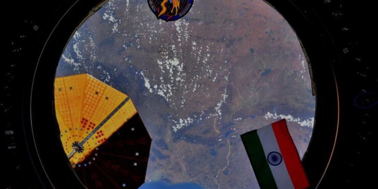 ಅಂತರರಾಷ್ಟ್ರೀಯ ಬಾಹ್ಯಾಕಾಶ ನಿಲ್ದಾಣದಿಂದ ತೆಗೆದ ಭಾರತ ತ್ರಿವರ್ಣ ಧ್ವಜದ ಟ್ವಿಟರ್ ನಲ್ಲಿ ರಾಜಾಚಾರಿ ಹಂಚಿಕೊಂಡ ಚಿತ್ರ