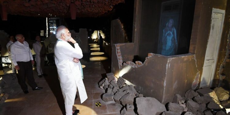 ಕಛ್ ಭೂಕಂಪನ ಕುರಿತಂತೆ ಸ್ಮೃತಿ ವನ ಸ್ಮಾರಕ ಕೇಂದ್ರದ ಒಳಗೆ ಮರುಸೃಷ್ಟಿ ಮಾಡಲಾದ ಮಾದರಿಗಳನ್ನು ವೀಕ್ಷಿಸಿದ ಪ್ರಧಾನಿ ಮೋದಿ