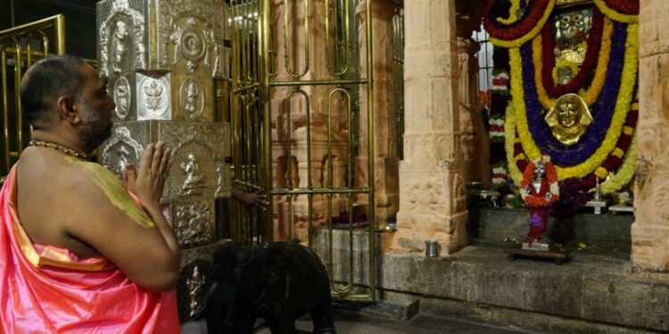 ಶ್ರೀ ರಾಘವೇಂದ್ರ ಸ್ವಾಮಿಗಳ ಬೃಂದಾವನಕ್ಕೆ ತೆರಳಿ ಪೂಜೆ ಸಲ್ಲಿಸಿದ ಸುಬುಧೇಂದ್ರ ಶ್ರೀಗಳು