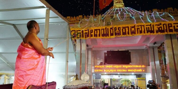 ಮಂತ್ರಾಲಯದ ಶ್ರೀ ರಾಘವೇಂದ್ರ ಸ್ವಾಮಿಗಳ 351ನೇ ಆರಾಧನಾ ಮಹೋತ್ಸವಕ್ಕೆ ಚಾಲನೆ ನೀಡಿದ ಪೀಠಾಧಿಪತಿಗಳಾದ ಶ್ರೀ ಸುಬುಧೇಂದ್ರ ತೀರ್ಥ ಸ್ವಾಮೀಜಿಗಳು