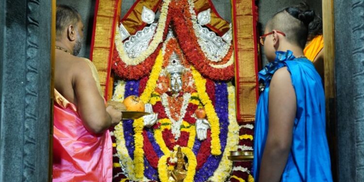 ಶ್ರೀ ಮಂಚಾಲಮ್ಮ ದೇವಸ್ಥಾನದಲ್ಲಿ ಪೂಜೆ ಸಲ್ಲಿಸಿದ ಶ್ರೀ ಸುಬಧೇಂದ್ರ ಶ್ರೀಗಳು