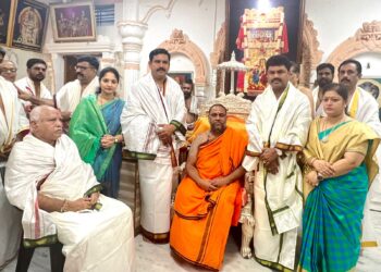 ಮಾಜಿ ಮುಖ್ಯಮಂತ್ರಿ ಬಿ.ಎಸ್.ಯಡಿಯೂರಪ್ಪ ಅವರು ಕುಟಂಬ ಸಮೇತರಾಗಿ ಮಂತ್ರಾಲಯಕ್ಕೆ ಗುರುವಾರ ಭೇಟಿ ನೀಡಿ ಶ್ರೀ ರಾಘವೇಂದ್ರ ಸ್ವಾಮಿಗಳ ದರ್ಶನ ಪಡೆದು, ಪೀಠಾಧಿಪತಿಗಳಾದ ಶ್ರೀ ಸುಬುಧೇಂದ್ರ ತೀರ್ಥ ಸ್ವಾಮಿಜಿ ಆಶೀರ್ವಾದ ಪಡೆದರು.