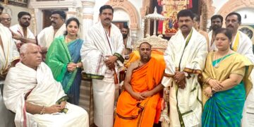 ಮಾಜಿ ಮುಖ್ಯಮಂತ್ರಿ ಬಿ.ಎಸ್.ಯಡಿಯೂರಪ್ಪ ಅವರು ಕುಟಂಬ ಸಮೇತರಾಗಿ ಮಂತ್ರಾಲಯಕ್ಕೆ ಗುರುವಾರ ಭೇಟಿ ನೀಡಿ ಶ್ರೀ ರಾಘವೇಂದ್ರ ಸ್ವಾಮಿಗಳ ದರ್ಶನ ಪಡೆದು, ಪೀಠಾಧಿಪತಿಗಳಾದ ಶ್ರೀ ಸುಬುಧೇಂದ್ರ ತೀರ್ಥ ಸ್ವಾಮಿಜಿ ಆಶೀರ್ವಾದ ಪಡೆದರು.