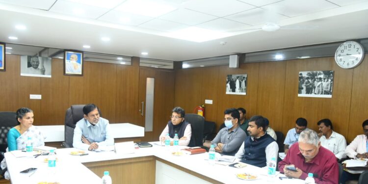 ಬಿಬಿಎಂಪಿ ಚುನಾವಣೆ ಮತದಾರರ ಕರಡು ಪಟ್ಟಿ ಪ್ರಕಟ ಕುರಿತಂತೆ ರಾಜ್ಯ ಚುನಾವಣಾ ಆಯುಕ್ತ ಬಸವರಾಜ್ ನೇತೃತ್ವದಲ್ಲಿ ಶನಿವಾರ ಸಭೆ ನಡೆಯಿತು.