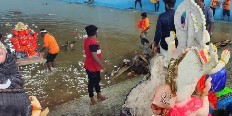 ಯಡಿಯೂರು ಕೆರೆಯ ಕಲ್ಯಾಣಿಯಲ್ಲಿ ಗಣೇಶ ಮೂರ್ತಿಗಳ ವಿಸರ್ವಜನೆಯ ಸಾಂದರ್ಭಿಕ ಚಿತ್ರ,