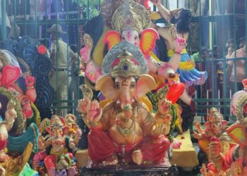 ಬೆಂಗಳೂರಿನ ಯಡಿಯೂರು ಕೆರೆಯಲ್ಲಿ ವಿಸರ್ಜನೆಗೆ ಸಿದ್ದವಾಗಿರುವ ಗಣೇಶನ ತರಹೇವಾರಿ ವಿಗ್ರಹಗಳ ಚಿತ್ರ.