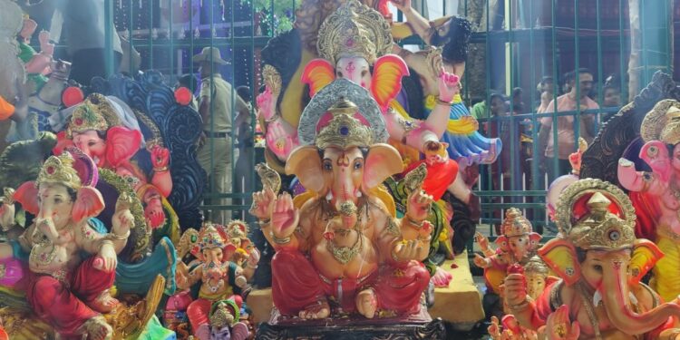 ಬೆಂಗಳೂರಿನ ಯಡಿಯೂರು ಕೆರೆಯಲ್ಲಿ ವಿಸರ್ಜನೆಗೆ ಸಿದ್ದವಾಗಿರುವ ಗಣೇಶನ ತರಹೇವಾರಿ ವಿಗ್ರಹಗಳ ಚಿತ್ರ.