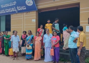ಉಡುಪಿಯ ಕೋಟದಲ್ಲಿ ಸರ್ವರ್ ಸಮಸ್ಯೆಯಿಂದ ಸಾಲಿನಲ್ಲಿ ನಿಂತರೂ ಪಡಿತರ ಪಡೆಯಲು ಆಗದೆ ಅಸಹಾಯಕರಾಗಿ ನಿಂತ ಪಡಿತರ ಚೀಟಿದಾರರು