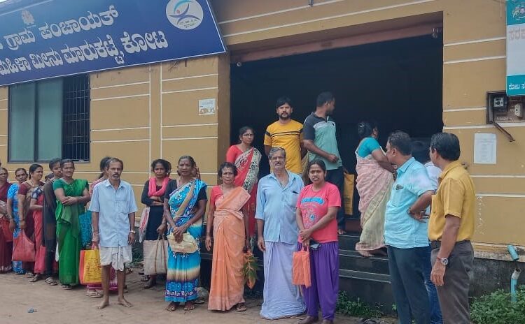 ಉಡುಪಿಯ ಕೋಟದಲ್ಲಿ ಸರ್ವರ್ ಸಮಸ್ಯೆಯಿಂದ ಸಾಲಿನಲ್ಲಿ ನಿಂತರೂ ಪಡಿತರ ಪಡೆಯಲು ಆಗದೆ ಅಸಹಾಯಕರಾಗಿ ನಿಂತ ಪಡಿತರ ಚೀಟಿದಾರರು
