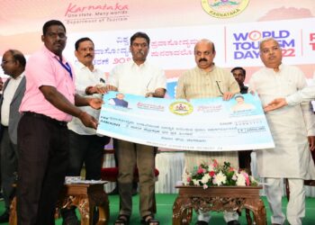 ವಿಧಾನಸೌಧದ ಬ್ಯಾಂಕ್ವೆಟ್ ಸಭಾಂಗಣದಲ್ಲಿ  ನೊಂದಾಯಿತ ರಾಜ್ಯದ ಪ್ರವಾಸಿ ಮಾರ್ಗದರ್ಶಿಗಳಿಗೆ ಪ್ರೋತ್ಸಾಹಧನವನ್ನು ಸಾಂಕೇತಿಕವಾಗಿ ಮುಖ್ಯಮಂತ್ರಿ ಬಸವರಾಜ ಬೊಮ್ಮಾಯಿ ವಿತರಿಸಿದರು.  ಸಚಿವರಾದ ಆನಂದ್ ಸಿಂಗ್  ಹಾಗೂ ಗೋವಿಂದ ಕಾರಜೋಳ ಚಿತ್ರದಲ್ಲಿದ್ದಾರೆ.