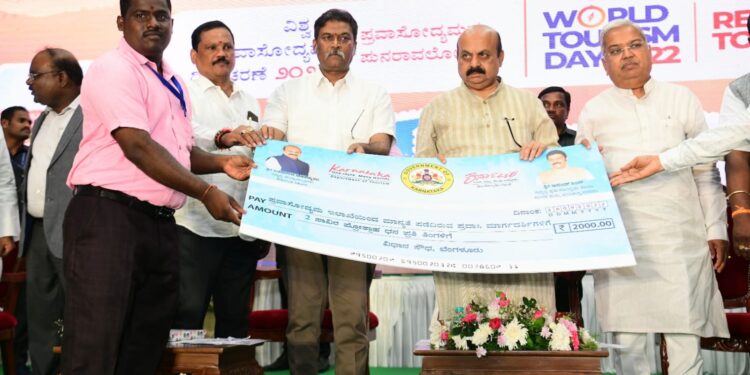 ವಿಧಾನಸೌಧದ ಬ್ಯಾಂಕ್ವೆಟ್ ಸಭಾಂಗಣದಲ್ಲಿ  ನೊಂದಾಯಿತ ರಾಜ್ಯದ ಪ್ರವಾಸಿ ಮಾರ್ಗದರ್ಶಿಗಳಿಗೆ ಪ್ರೋತ್ಸಾಹಧನವನ್ನು ಸಾಂಕೇತಿಕವಾಗಿ ಮುಖ್ಯಮಂತ್ರಿ ಬಸವರಾಜ ಬೊಮ್ಮಾಯಿ ವಿತರಿಸಿದರು.  ಸಚಿವರಾದ ಆನಂದ್ ಸಿಂಗ್  ಹಾಗೂ ಗೋವಿಂದ ಕಾರಜೋಳ ಚಿತ್ರದಲ್ಲಿದ್ದಾರೆ.